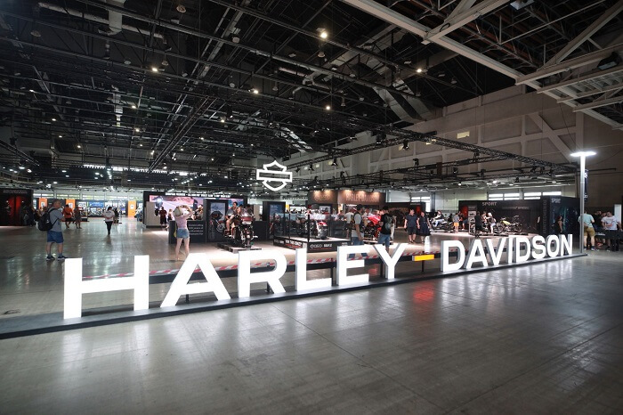 The overall Indoor-Setup was very cool with lots of cool bikes, new Harley-Davidson Models and a stunning H-D History wall presenting mostly all bikes of the H-D Heritage.